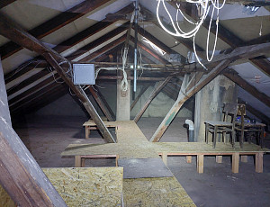 Zateplení stropu bytového domu pomocí foukané izolace